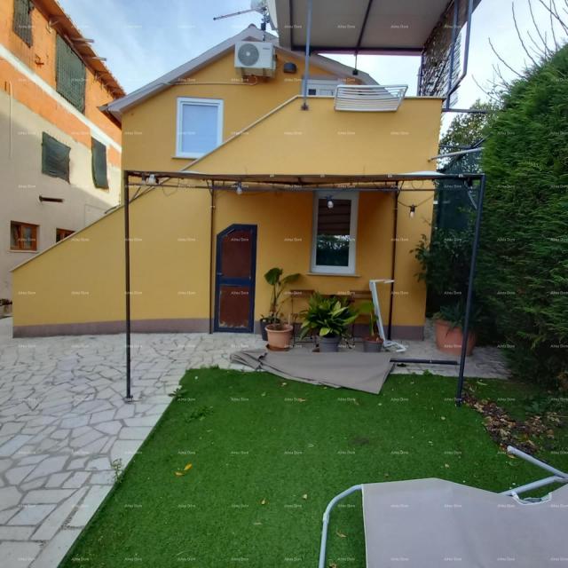 Kuća Prodaje se kuća sa 3 apartmana i dvorištem, blizu Pule. Pješčana uvala. 