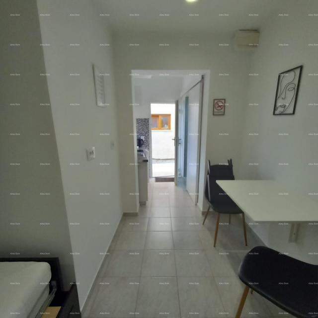 Kuća Prodaje se kuća sa 3 apartmana i dvorištem, blizu Pule. Pješčana uvala. 