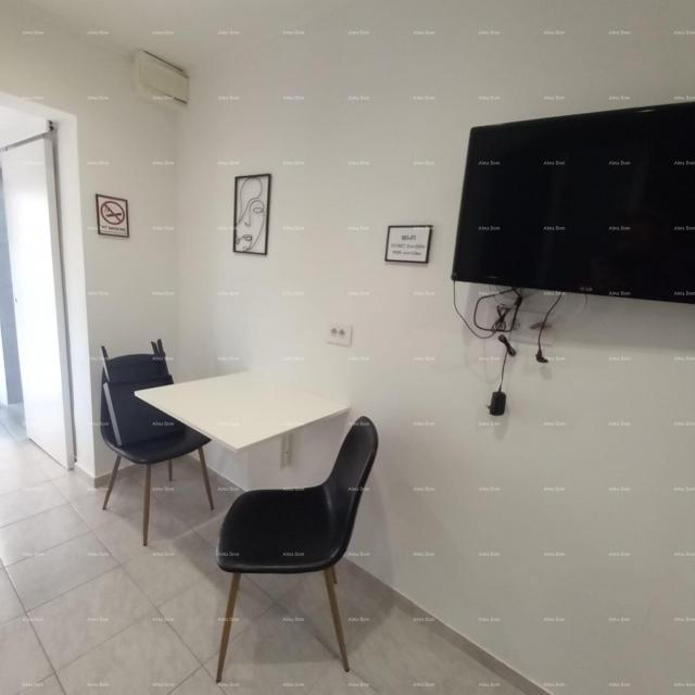 Kuća Prodaje se kuća sa 3 apartmana i dvorištem, blizu Pule. Pješčana uvala. 