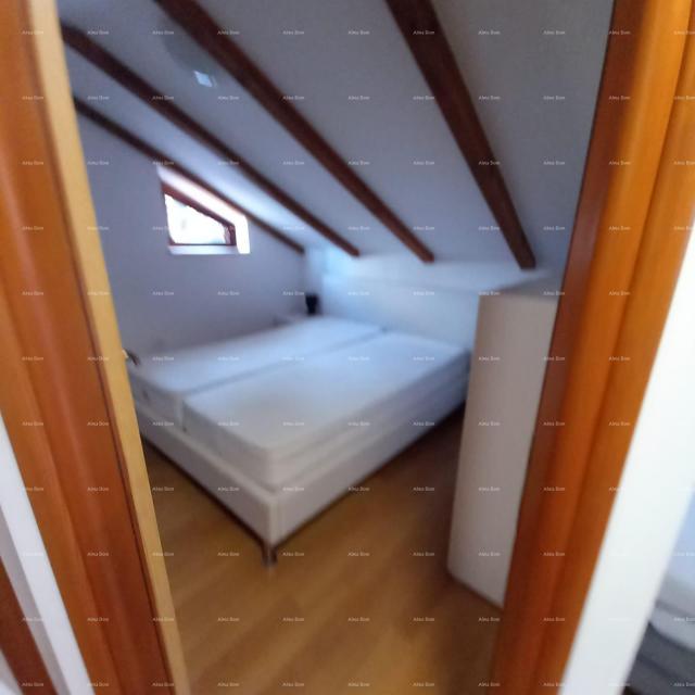 Kuća Prodaje se kuća sa 3 apartmana i dvorištem, blizu Pule. Pješčana uvala. 