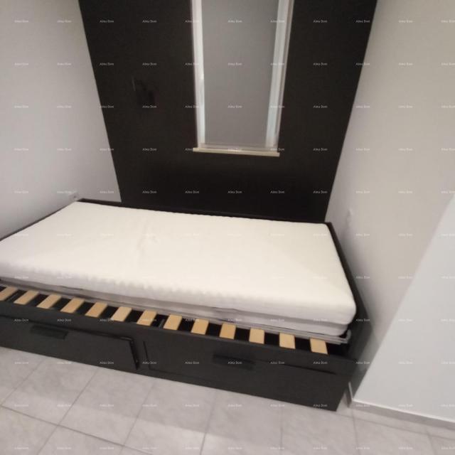 Kuća Prodaje se kuća sa 3 apartmana i dvorištem, blizu Pule. Pješčana uvala. 
