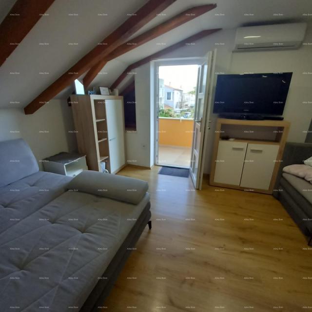 Kuća Prodaje se kuća sa 3 apartmana i dvorištem, blizu Pule. Pješčana uvala. 