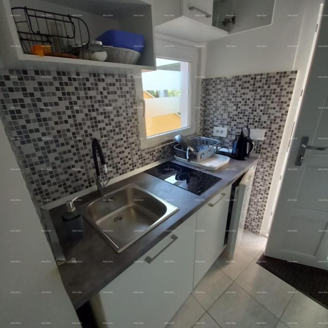 Kuća Prodaje se kuća sa 3 apartmana i dvorištem, blizu Pule. Pješčana uvala. 