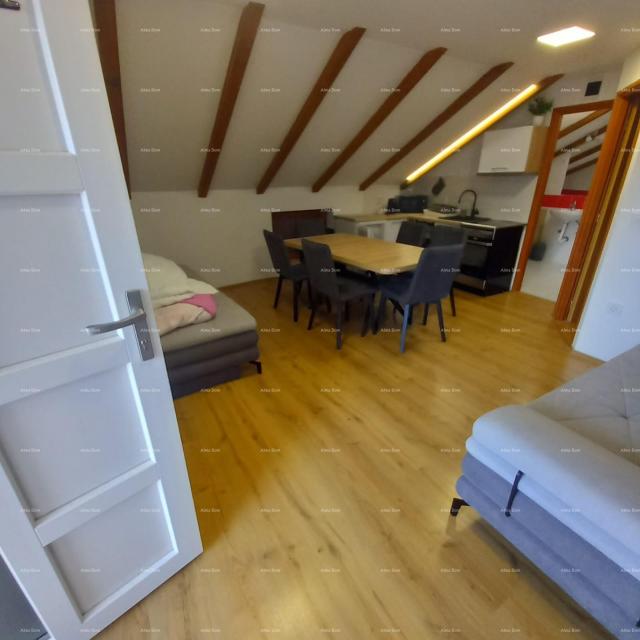 Kuća Prodaje se kuća sa 3 apartmana i dvorištem, blizu Pule. Pješčana uvala. 