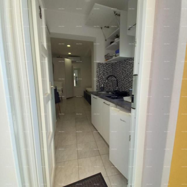 Kuća Prodaje se kuća sa 3 apartmana i dvorištem, blizu Pule. Pješčana uvala. 