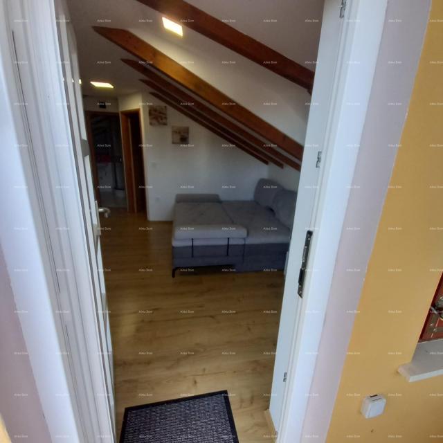 Kuća Prodaje se kuća sa 3 apartmana i dvorištem, blizu Pule. Pješčana uvala. 