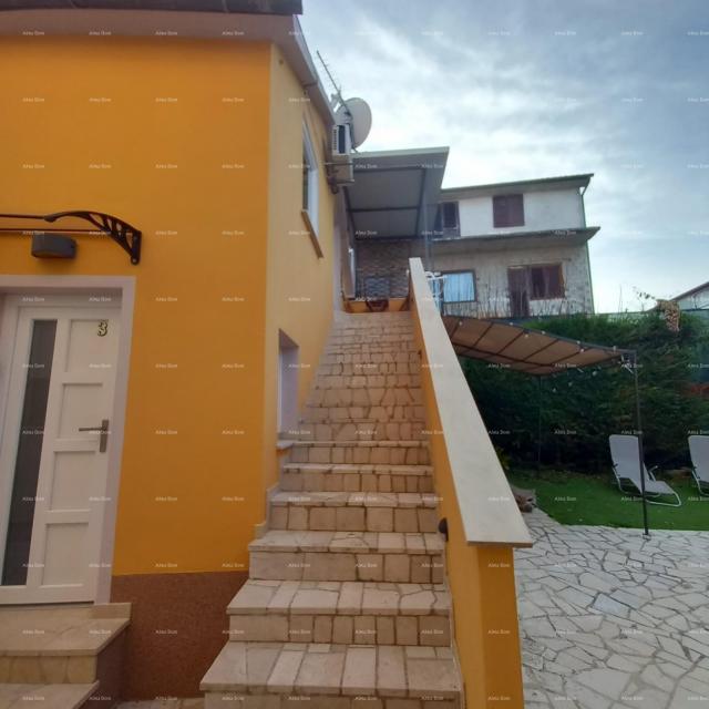 Kuća Prodaje se kuća sa 3 apartmana i dvorištem, blizu Pule. Pješčana uvala. 