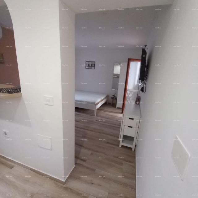 Kuća Prodaje se kuća sa 3 apartmana i dvorištem, blizu Pule. Pješčana uvala. 