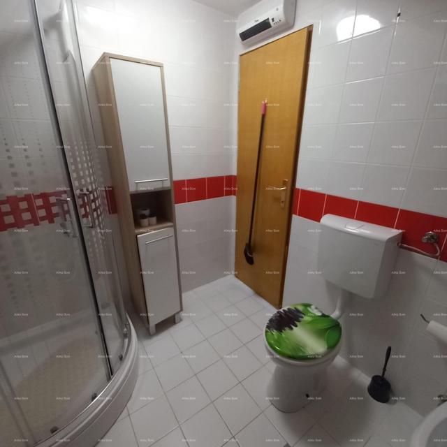 Kuća Prodaje se kuća sa 3 apartmana i dvorištem, blizu Pule. Pješčana uvala. 