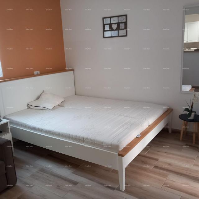 Kuća Prodaje se kuća sa 3 apartmana i dvorištem, blizu Pule. Pješčana uvala. 