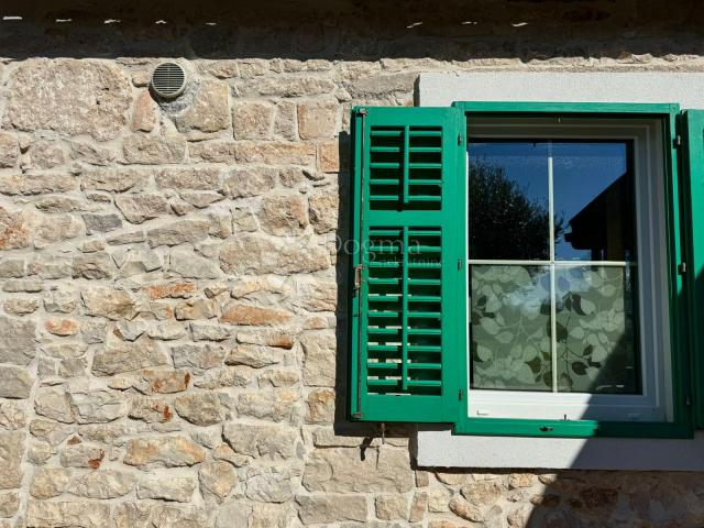 SNIŽENO! Prekrasna prizemnica u mirnoj idili s pogledom na Učku
