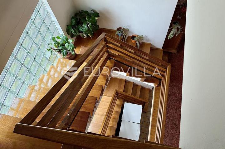 Bjelovar, Centar, obiteljska kuća površine 385 m²