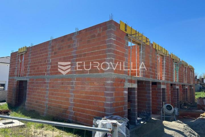 Požega, Zelena ulica, dvoetažni četverosoban stan 122 m² sa vrtom