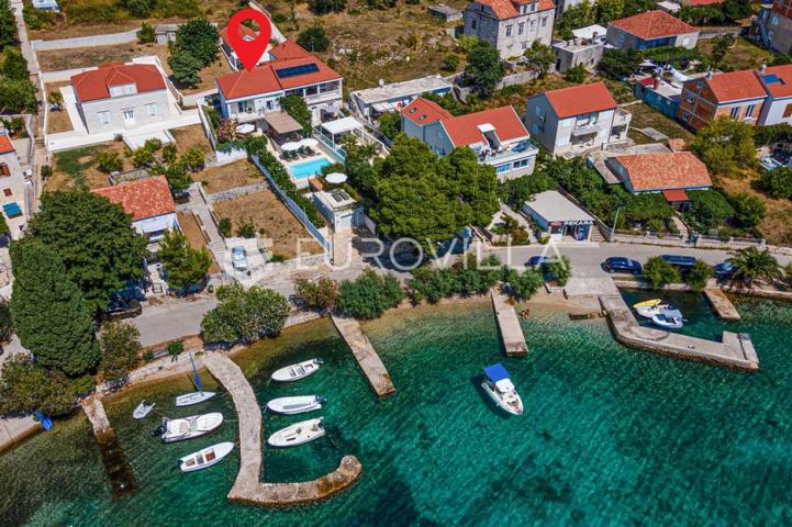 Pelješac, Viganj, kuća s bazenom i garažom uz more