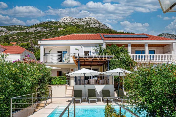 Pelješac, Viganj, kuća s bazenom i garažom uz more