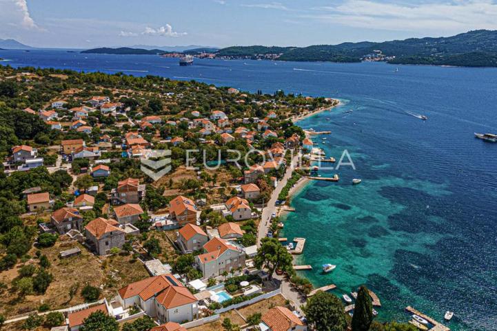 Pelješac, Viganj, kuća s bazenom i garažom uz more