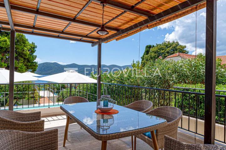 Pelješac, Viganj, kuća s bazenom i garažom uz more