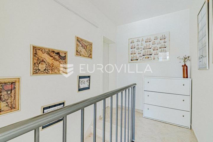 Pelješac, Viganj, kuća s bazenom i garažom uz more