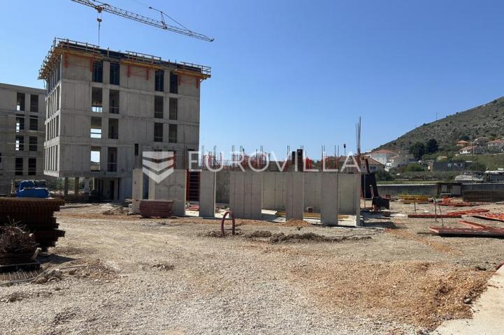 Trogir, Seget Donji, dvosoban stan na prvom katu neto korisne površine 90 m², S2, B