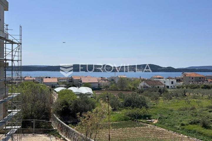 Trogir, Seget Donji, dvosoban stan na prvom katu neto korisne površine 90 m², S2, B