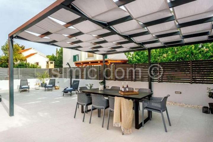 Vila s bazenom 200m od mora, Čiovo