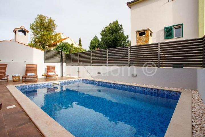Vila s bazenom 200m od mora, Čiovo