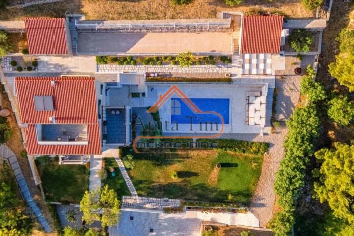Omiš - Čeline - villa sa bazenom