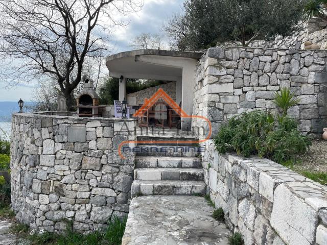 Lokva Rogoznica - autohtone kamene kuće