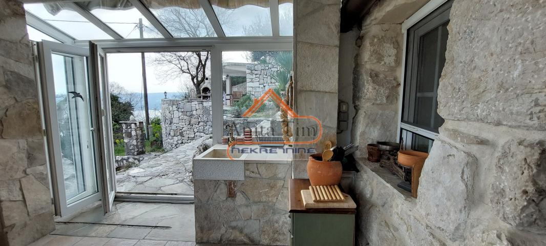 Lokva Rogoznica - autohtone kamene kuće