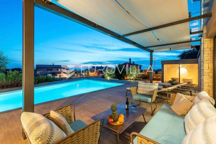 Istra, Umag, Prekrasna vila s bazenom, 156 m²