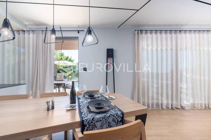 Istra, Umag, Prekrasna vila s bazenom, 156 m²