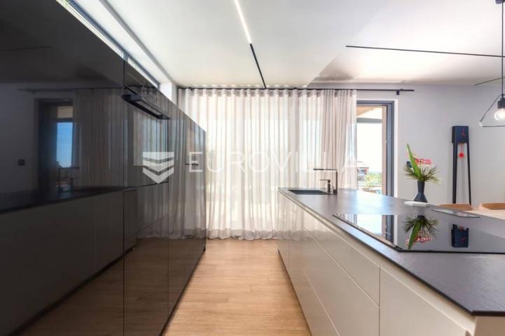 Istra, Umag, Prekrasna vila s bazenom, 156 m²