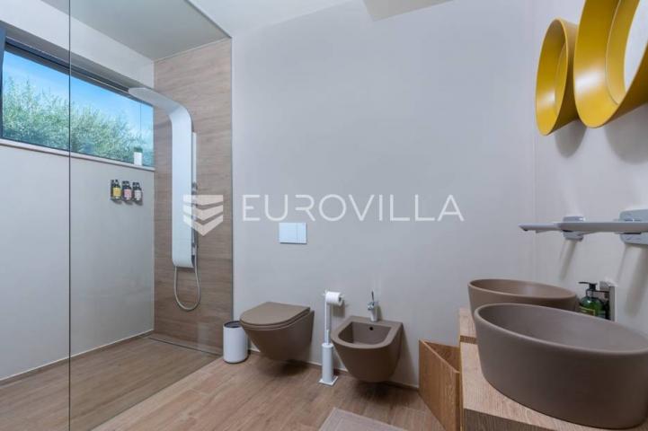 Istra, Umag, Prekrasna vila s bazenom, 156 m²