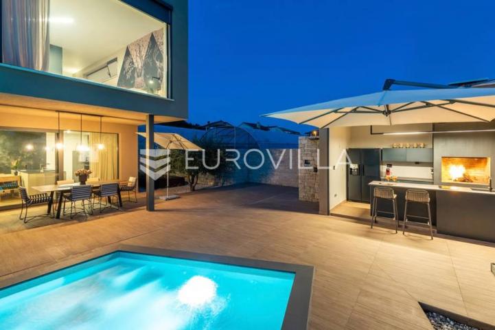 Istra, Umag, Prekrasna vila s bazenom, 156 m²