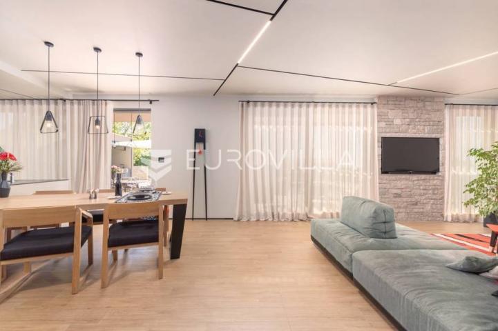 Istra, Umag, Prekrasna vila s bazenom, 156 m²