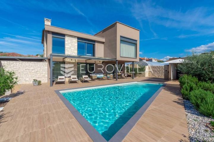 Istra, Umag, Prekrasna vila s bazenom, 156 m²