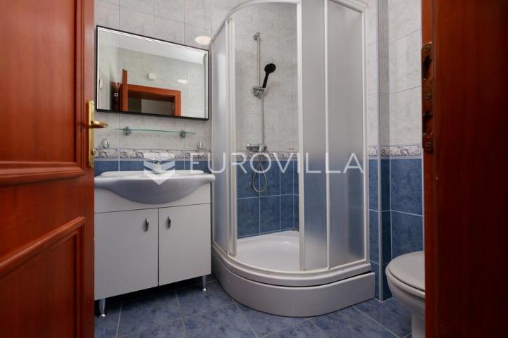 Krk, uređen trosoban apartman, velika terasa s otvorenim pogledom