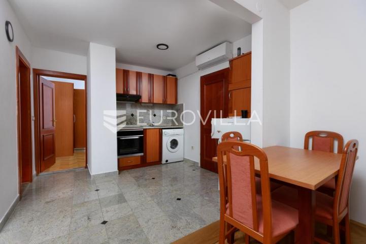 Krk, uređen trosoban apartman, velika terasa s otvorenim pogledom