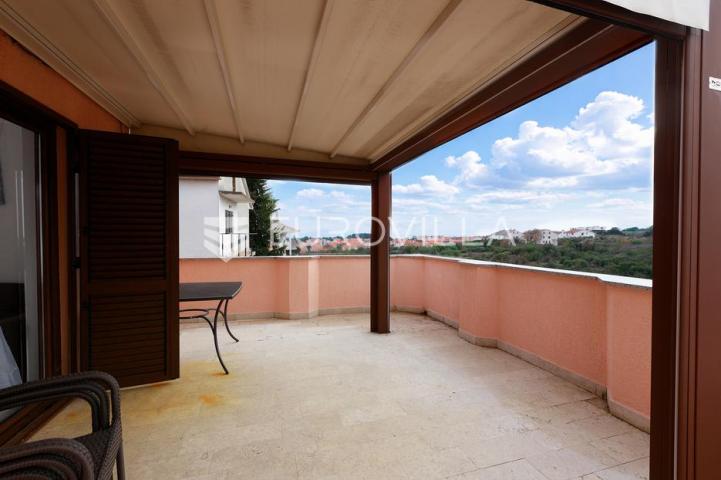Krk, uređen trosoban apartman, velika terasa s otvorenim pogledom