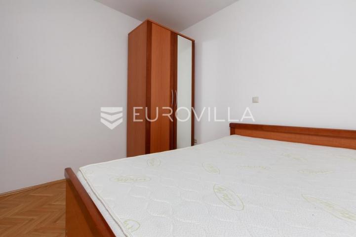Krk, uređen trosoban apartman, velika terasa s otvorenim pogledom