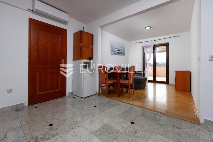 Krk, uređen trosoban apartman, velika terasa s otvorenim pogledom