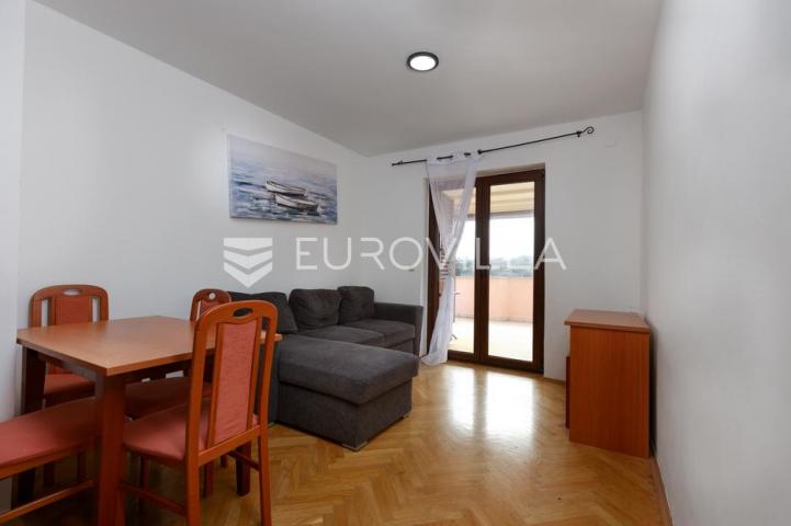 Krk, uređen trosoban apartman, velika terasa s otvorenim pogledom