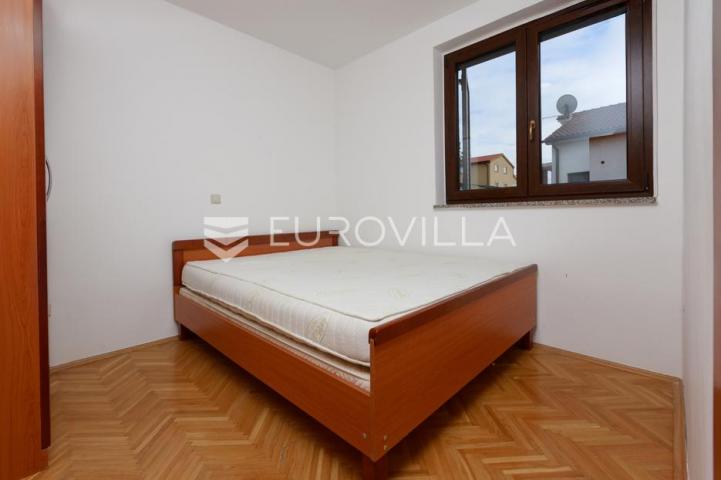 Krk, uređen trosoban apartman, velika terasa s otvorenim pogledom