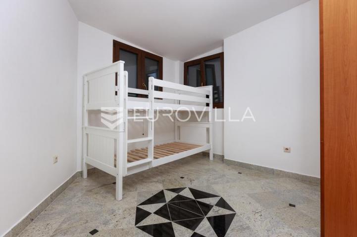 Krk, uređen trosoban apartman, velika terasa s otvorenim pogledom