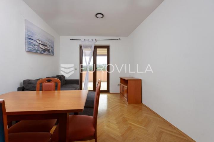 Krk, uređen trosoban apartman, velika terasa s otvorenim pogledom