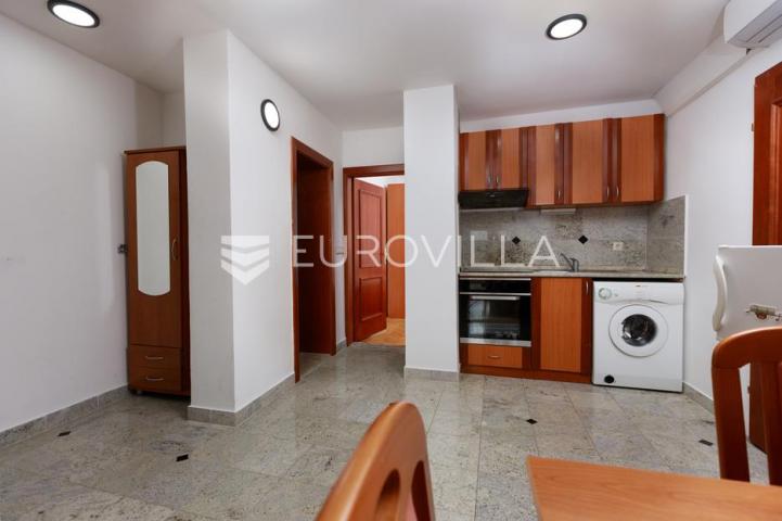 Krk, uređen trosoban apartman, velika terasa s otvorenim pogledom