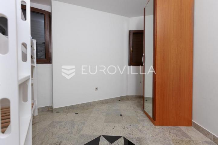 Krk, uređen trosoban apartman, velika terasa s otvorenim pogledom