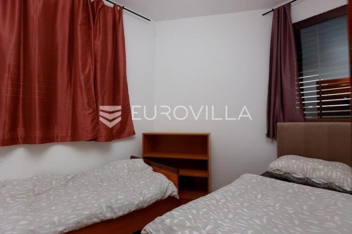 Krk, uređen dvosoban apartman blizu mora, terasa s pogledom