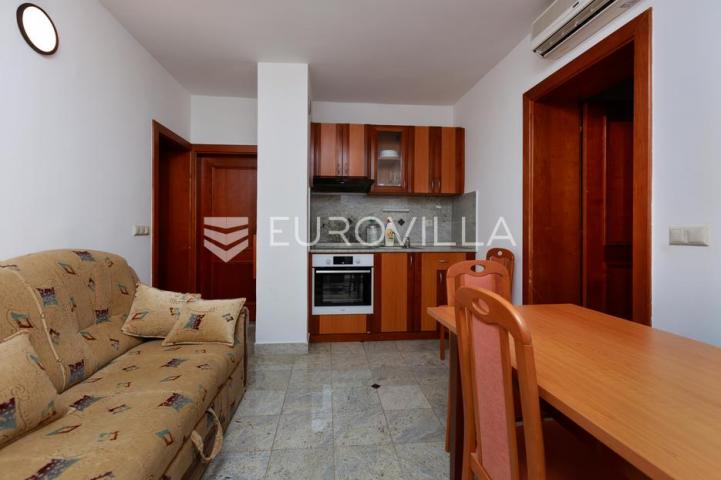 Krk, uređen dvosoban apartman blizu mora, terasa s pogledom