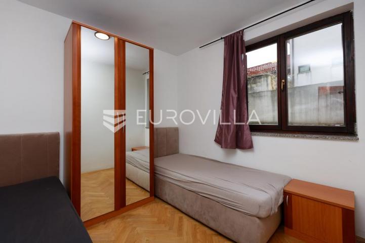 Krk, uređen dvosoban apartman blizu mora, terasa s pogledom